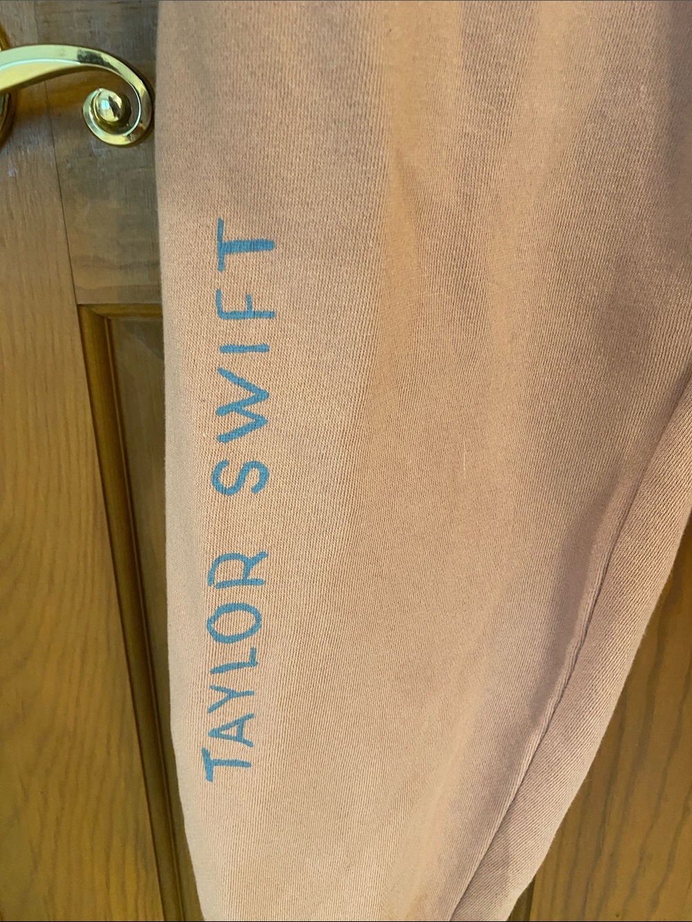 Taylor Swift Dusty Pink '1989' Taylor’s Version size L Graphic Joggers - Picture 4 of 5